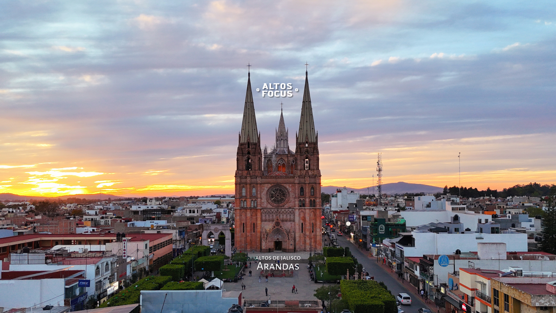 Atardecer en Arandas con la Parroquia de San José Obrero  Altos Focus #AltosdeJa…