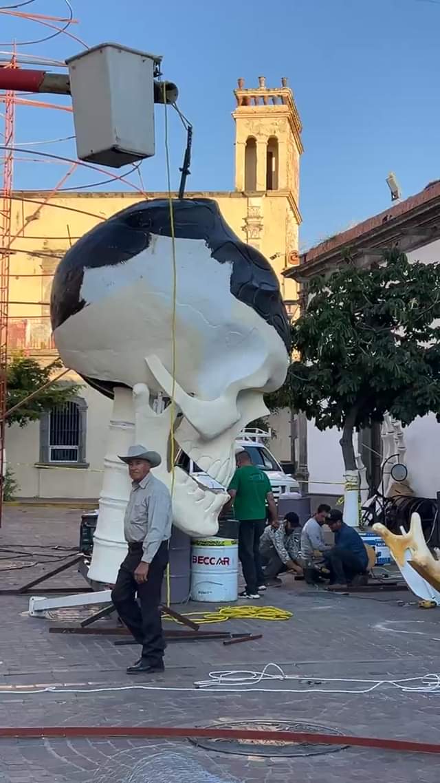 En Vivo*  Sorpresa!  Este año habrá 3 catrinas gigantes en el Festival de la Cat…