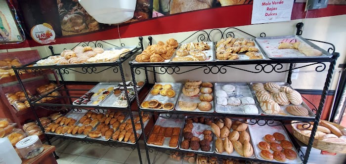 Panadería La Alteña, centro.